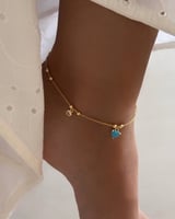 خلخال أنيق مطلي ذهب مع قلب فيروزي ودلايات لامعة. M...