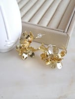 أقراط أذن بتصميم وردات بشكل كروي حجم كبير مطلية ذه...