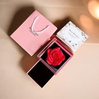 علبة هدايا بداخلها وردة صناعية محفوظة في علبة بلاس...