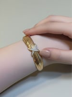 سوار فاخر مطلي بالذهب بتصميم عصري أنيق . MB-290