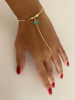 كف يد مزين بحجر تركواز على شكل قلب مطلي ذهب عيار ١...