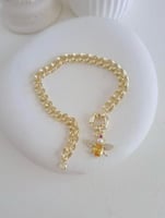 سوار جنزير مع تعليقة بشكل نحلة مطلي ذهب. MB-222