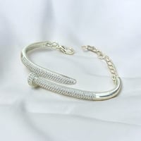 سوار بتصميم مسمار مفتوح مرصع بالألماس مع سلسلة لون...