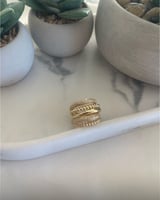 خاتم مطلي ذهب عيار ١٤ بتصميم مفتوح أنيق . MR-076