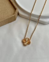 سلسال بتصميم مستوحى من فان كليف وردة واحدة لون ذهب...