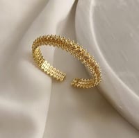 أسوارة صلبة مفتوحة بتصميم مميز مطلية ذهب. MB-192