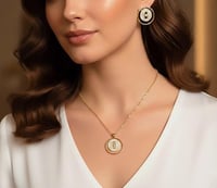 طقم بتصميم مستوحى من ميسيكا عبارة عن سلسال ناعم وأ...