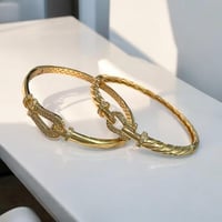 سوارين فاخرين بتصميم مستوحى من FRED مطلية ذهب عيار...