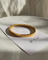 سوار بتصميم مستوحى من كارتير لوف سادة مع لوغو . MB...