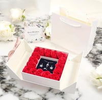 علبة هدايا أنيقة بقطعة واحدة، تحتوي على 16 وردة صن...