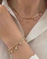 طقم مؤلف من قطعتين ( سلسال و انسيال ) مزين بالحلي...