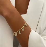 أسوارة الفرفشة مطلية ذهب ومزينة بتعليقات مغطاة بال...