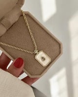 سلسال انيق مع تعليقة بشكل مستطيل فاخر مطلية ذهب عي...