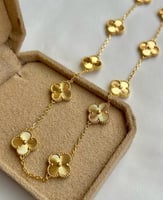 سلسال بتصميم مستوحى من فان كليف لون ذهبي عشر وردات...