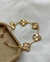 أسوارة بتصميم مستوحى من فان كليف ذهبي خمس وردات مط...