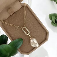 سلسال طويل مع تعليقة بشكل حجر لولو مطلي ذهب. MN-08...