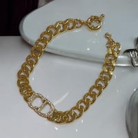 سوار جنزير بتصميم مستوحى من ديور مع شعار مغطى بالز...