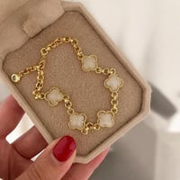 جنزير مطلي ذهب عيار ١٤ مع وردات بألوان مختلفة . MB...