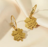 أقراط أذن عاى شكل زهرات مطبقة فوق بعض لون ذهبي ME-...