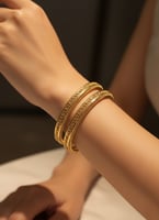 اسوارة بتصميم مستوحى من فيرزاتشي مطلي ذهب عيار ٢٢...