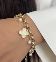 سوار جنزير مع تعليقات من حبات اللولو و زهرة مرصعة...