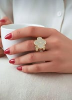 خاتم فاخر مطلي ذهب عيار 14 بتصميم مميز على شكل ورد...