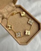 أسوارة بتصميم مستوحى من فان كليف خمس وردات متناوبة...