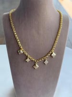 طقم فاخر مطلي ذهب عيار ١٤ مكون من سلسال وأسوارة بت...