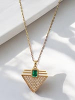 سلسال بتصميم فاخر مع حجر مميز أخضر اللون لون ذهبي...