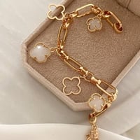 جنزبر من وردات فان كليف البيضاء والمفرغة مطلي ذهب....