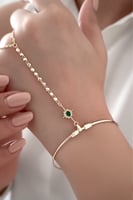 كف يد بتصميم مميز مزين بحجر أخضر أنيق مطلي ذهب عيا...