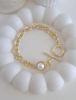 سوار جنزير مع مزين بحبة لولو عند القفل مطلي ذهب. M...