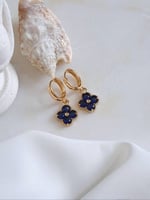 أقراط أذن بشكل وردة لون كحلي مطلي ذهب. ME-039