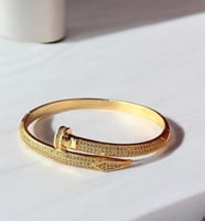 سوار بتصميم مستوحى من كارتير مسمار مرصع بالألماس م...