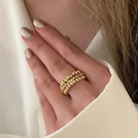 خاتم مطلي ذهب عيار ١٤ مؤلف من ثلاث صفوف من الكرات...