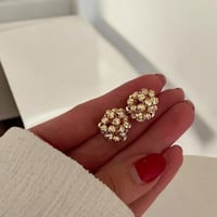 حلق بتصميم زهرة عنقودية انيقة مطلي ذهب عيار ١٤ . M...