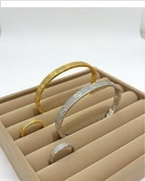 أسوارة مع خاتم بتصميم مستوحى من كارتيير مغطاة بالز...