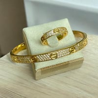 أسوارة بتصميم مستوحى من كارتير مرصعة بالزركون مع خ...