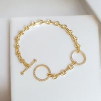 سوار جنزير مع قلادتين بشكل حلقة مرصعة بالألماس مطل...