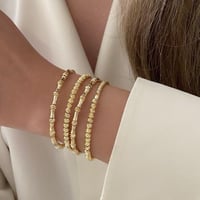 مجموعة من اربع أساور مرنة مفتوحة مطلية ذهب عيار ١٤...