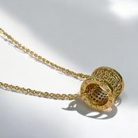 سلسال ناعم مع قلادة اسطوانية مزينة بأحجار الزركون...