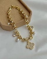 سوار جنزير مع تعليقات من حبات اللولو و زهرة مرصعة...