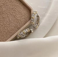 أقراط أذن موديل XO بلون فضي وذهبي – ME-019