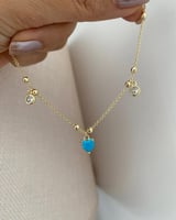 خلخال أنيق مطلي ذهب مع قلب فيروزي ودلايات لامعة. M...