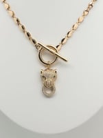 سلسلة مع قلادة puma green eyes مطلي ذهب. MN-033