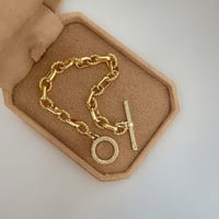 سوار جنزير مع قفل مرصع بالزركون مطلي ذهب. MB-145