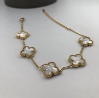 سوار بتصميم زهرة فان كليف البيضاء لون ذهبي. MB-039