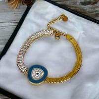 سوار بتصميم نصفه مرصع بالكريستال وقلادة على شكل عي...