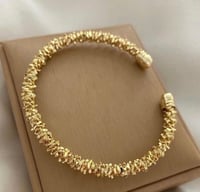 سوار مفتوح بتصمبم مميز لون ذهبي. MB-052