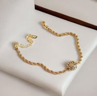 سوار ناعم مع قلادة كروية مرصعة بالزركون مطلي ذهب....